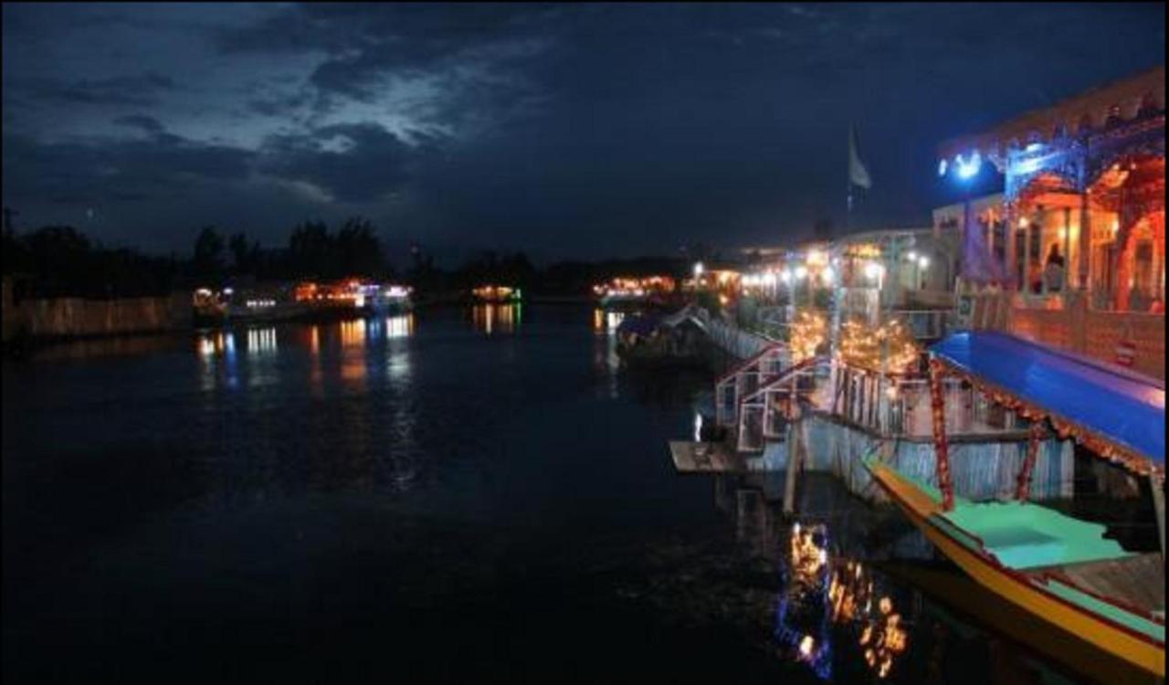 Hotel De Laila House Boat By Sterling Srīnagar Exteriér fotografie
